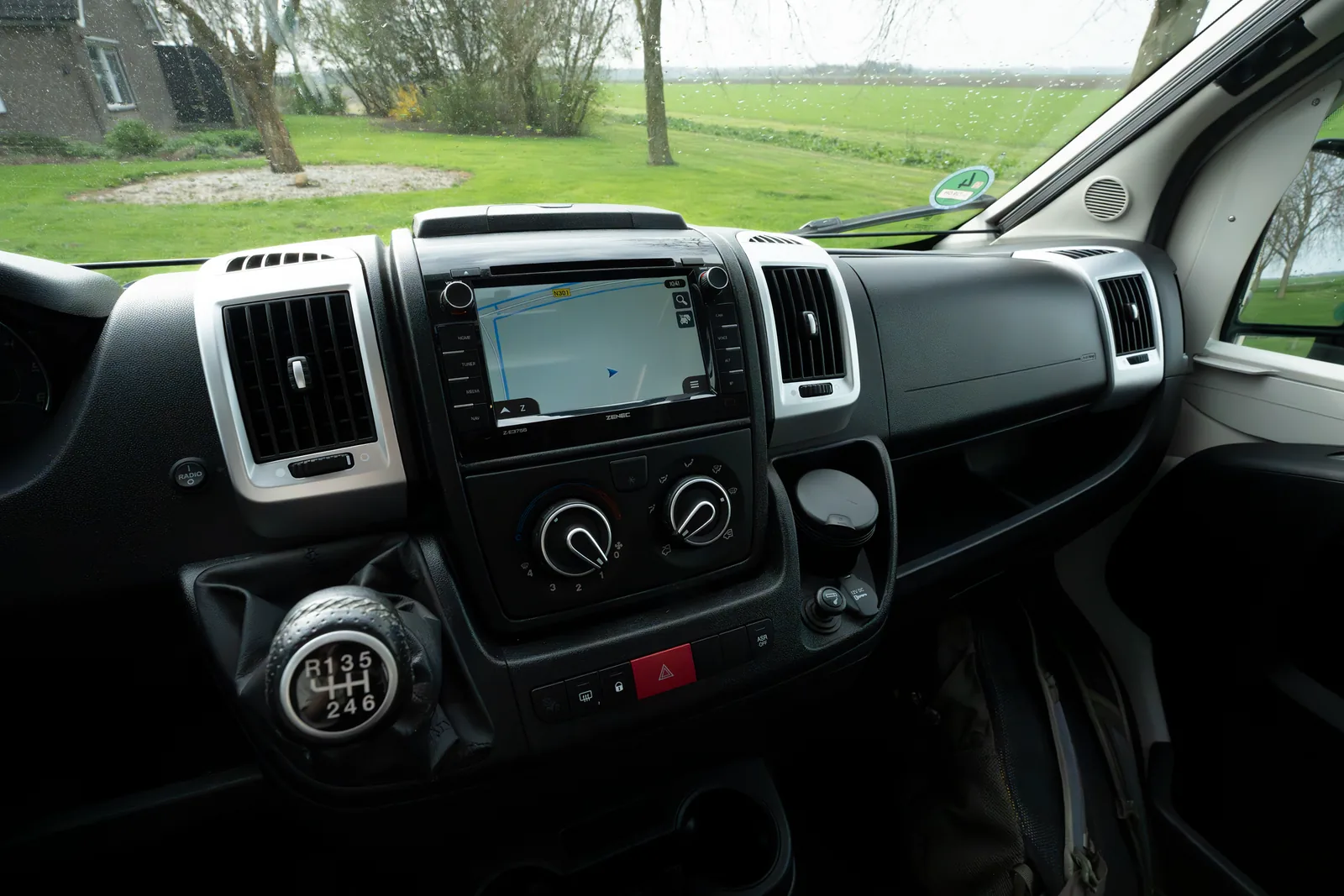 Cockpit met handgeschakelde versnellingsbak en navigatiescherm