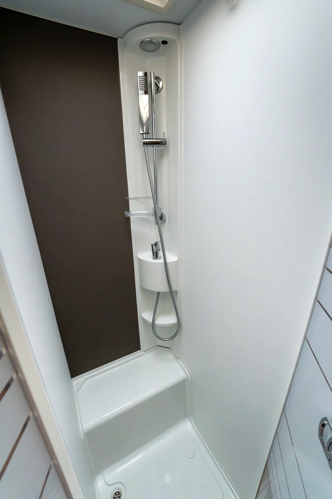 Aparte douchecabine met handdouche en wandrek
