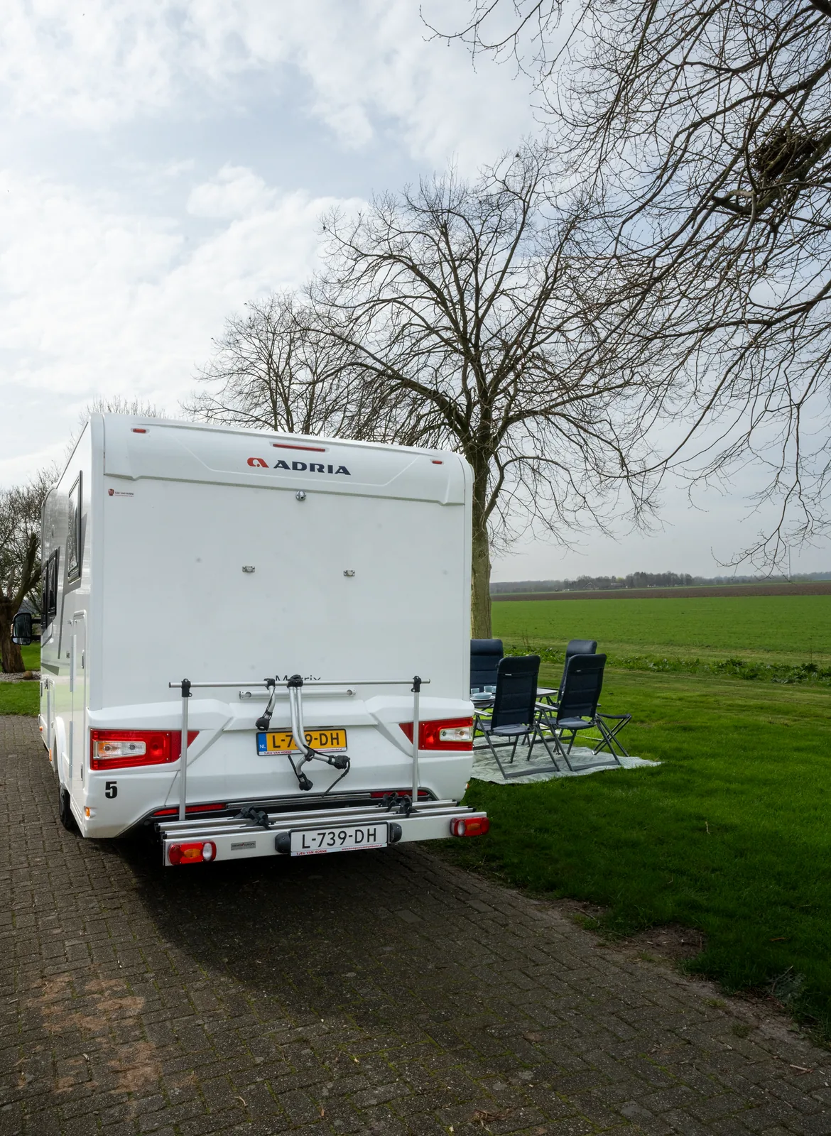 Achterzijde van de Adria Matrix 670 SL met fietsendrager en Nederlands kenteken
