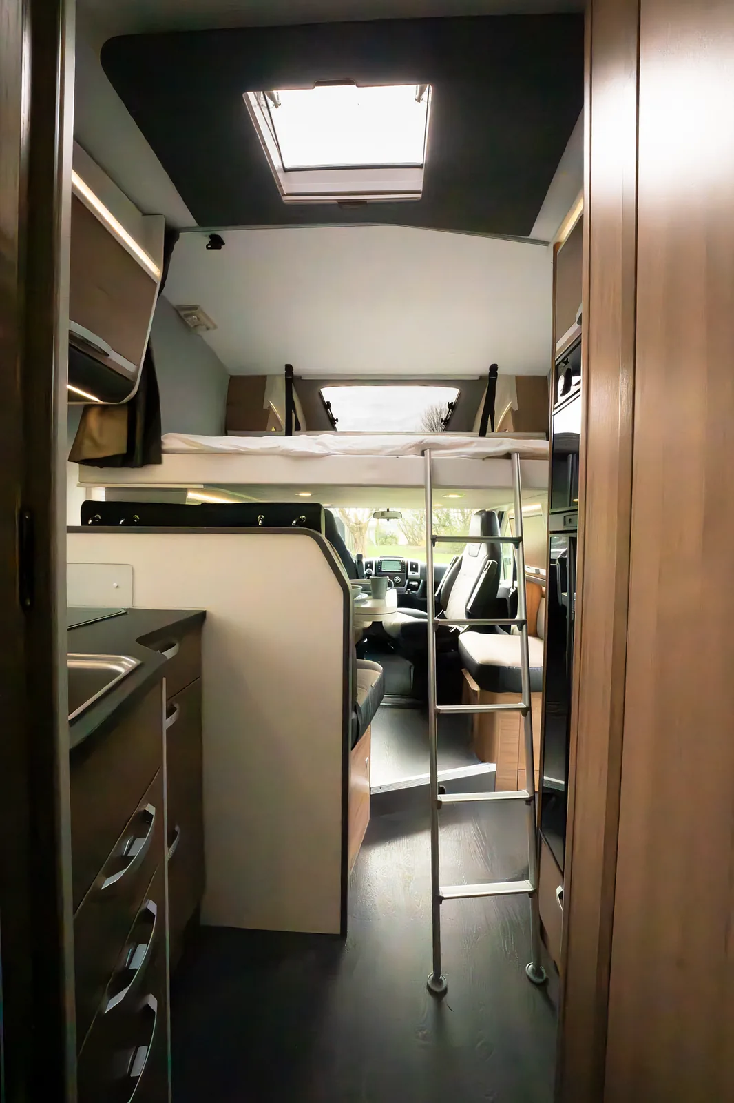 Zicht vanaf het achterbed door de camper richting de cabine