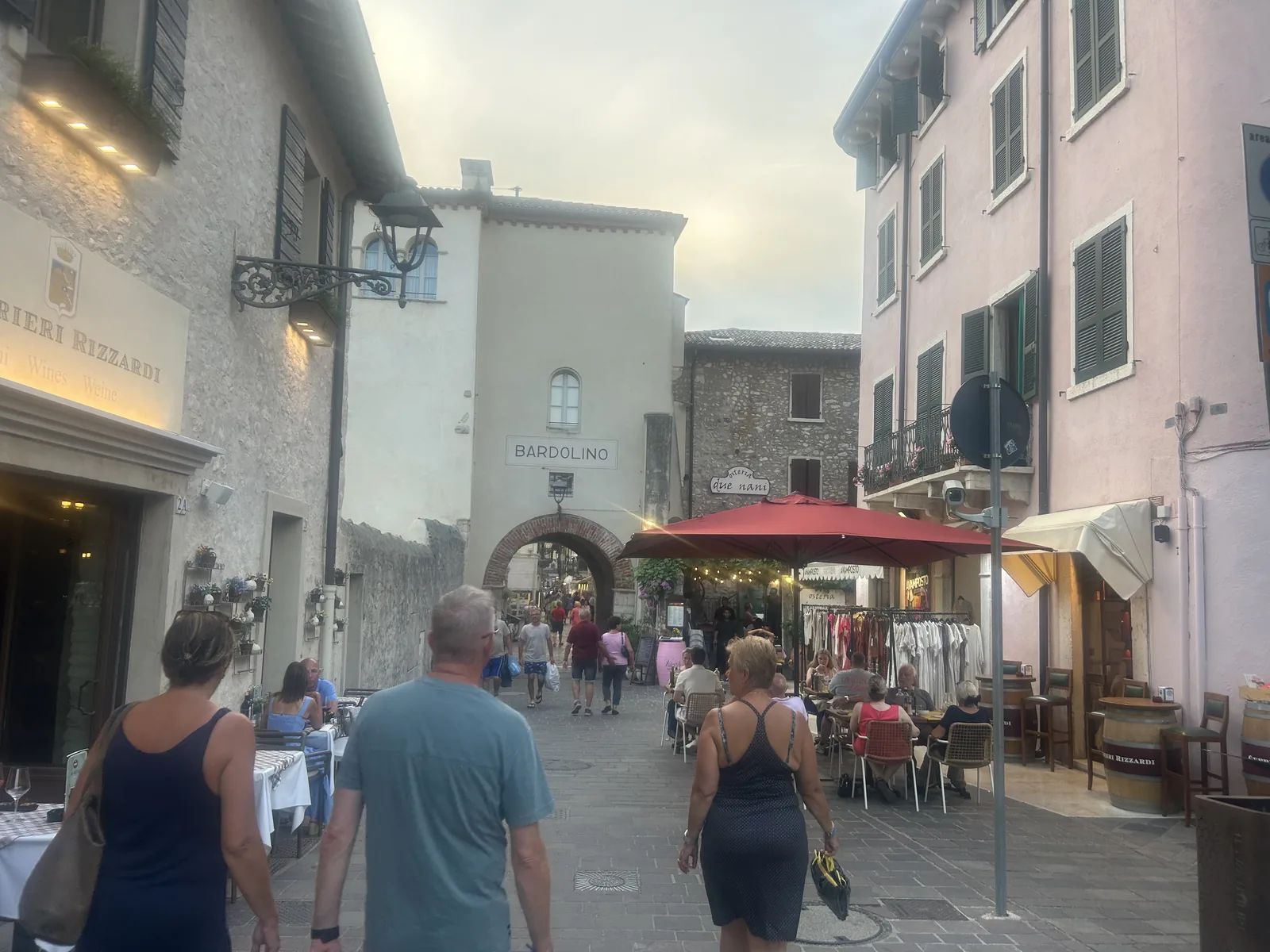 De oude stadspoort van Bardolino aan het Gardameer