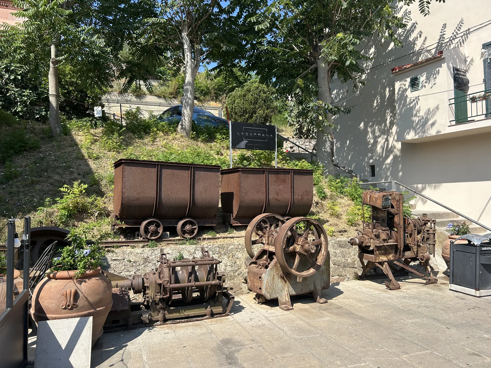 Oude mijnbouwwagons als monument in Capoliveri op Elba
