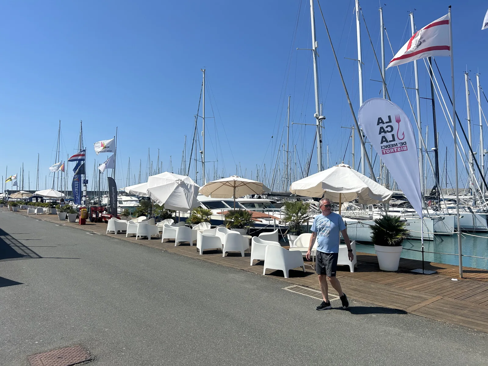 Boulevard langs de jachthaven van Castiglioncello met terrassen