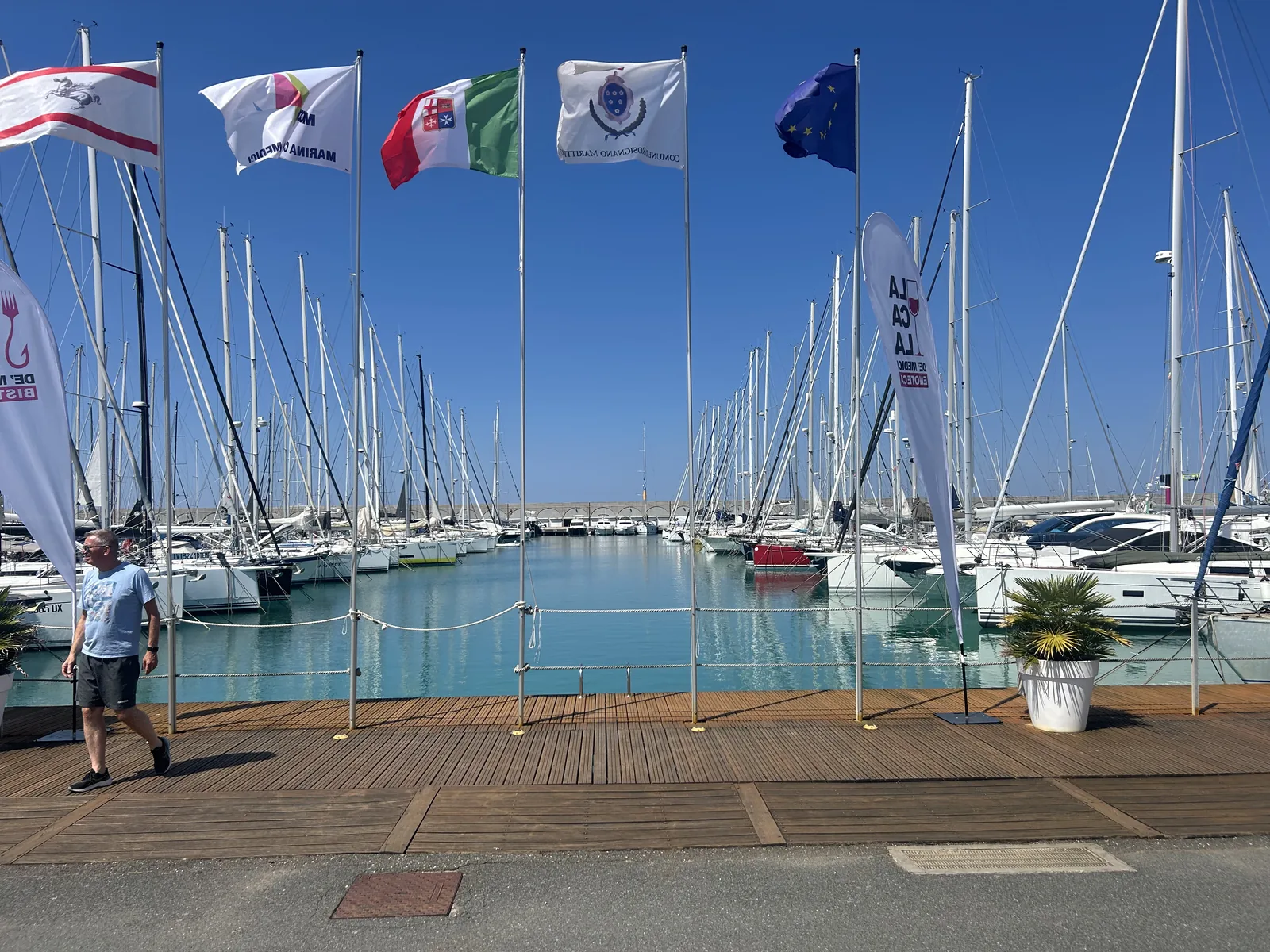 Jachthaven Marina Cala de' Medici in Castiglioncello met vlaggen en zeilboten