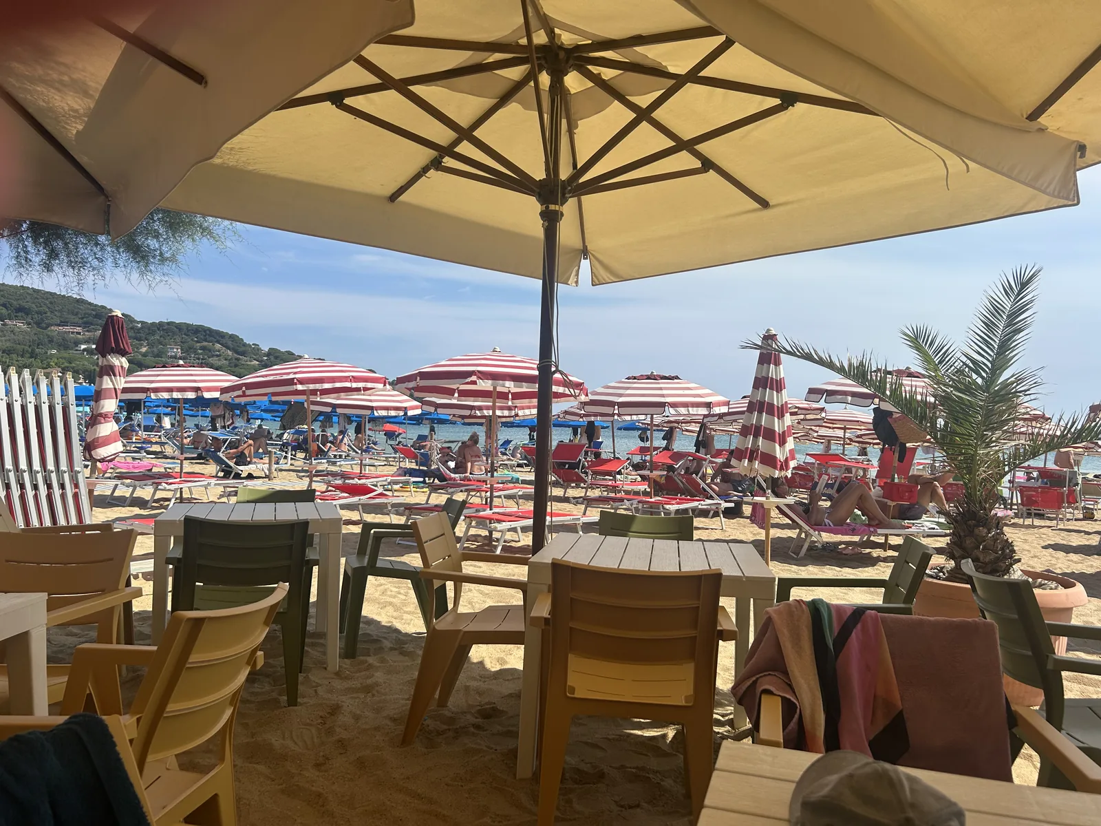 Strandbad op Elba met rood-wit gestreepte parasols