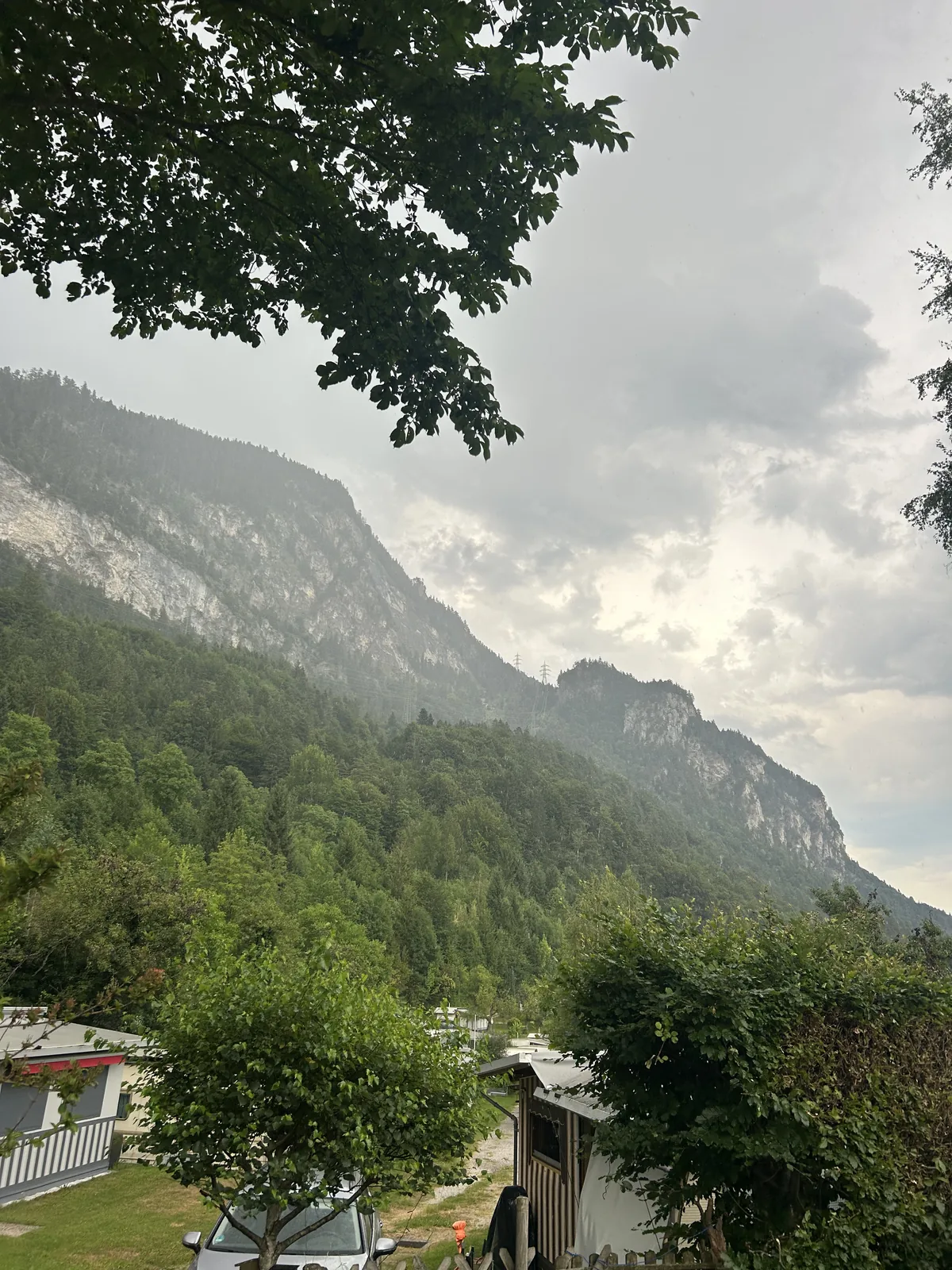 Camping in Kramsach met steile bergwand op de achtergrond