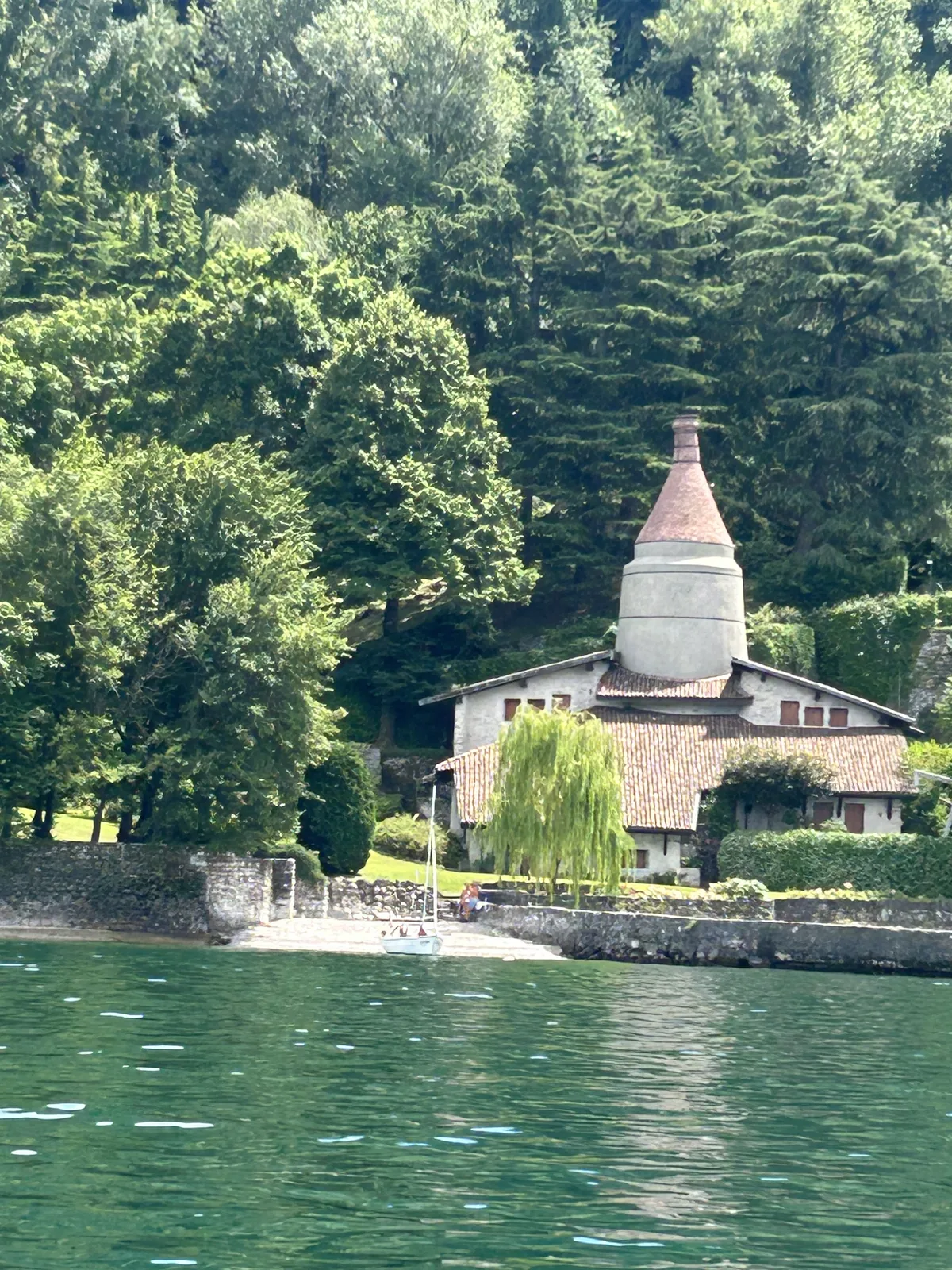 Bebost oevergedeelte van het Lago Maggiore met villa, gezien vanaf een boot