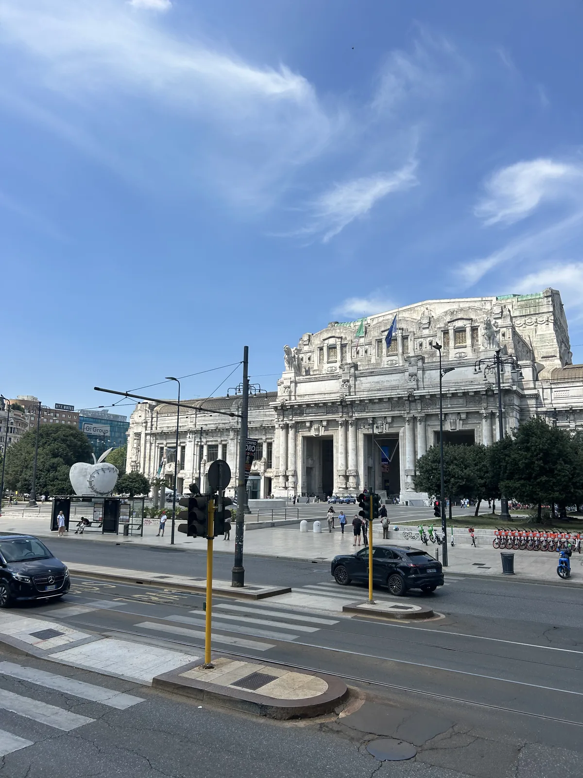 De gevel van Milano Centrale gezien vanaf de straat