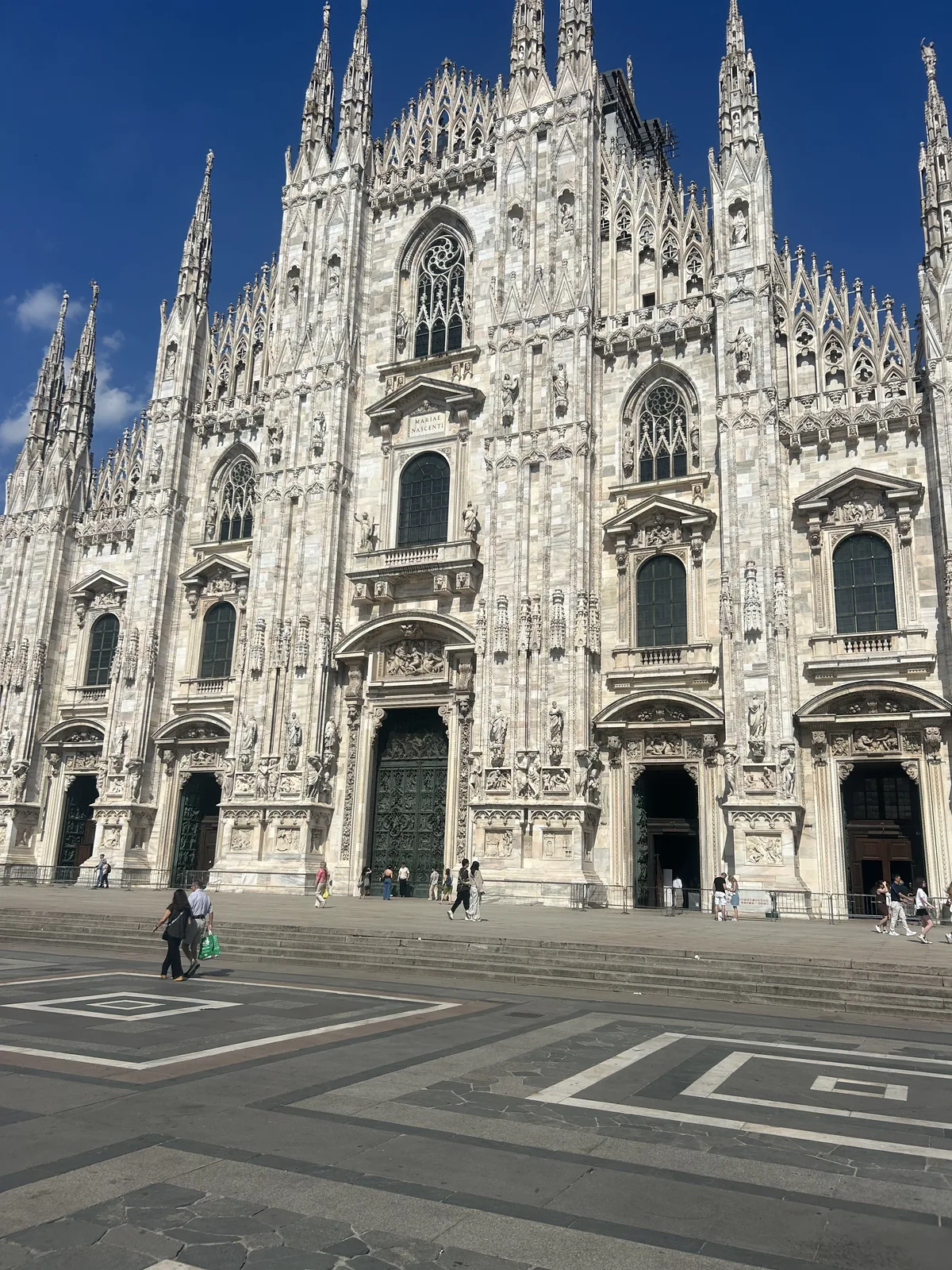 De marmeren westgevel van de Duomo van Milaan