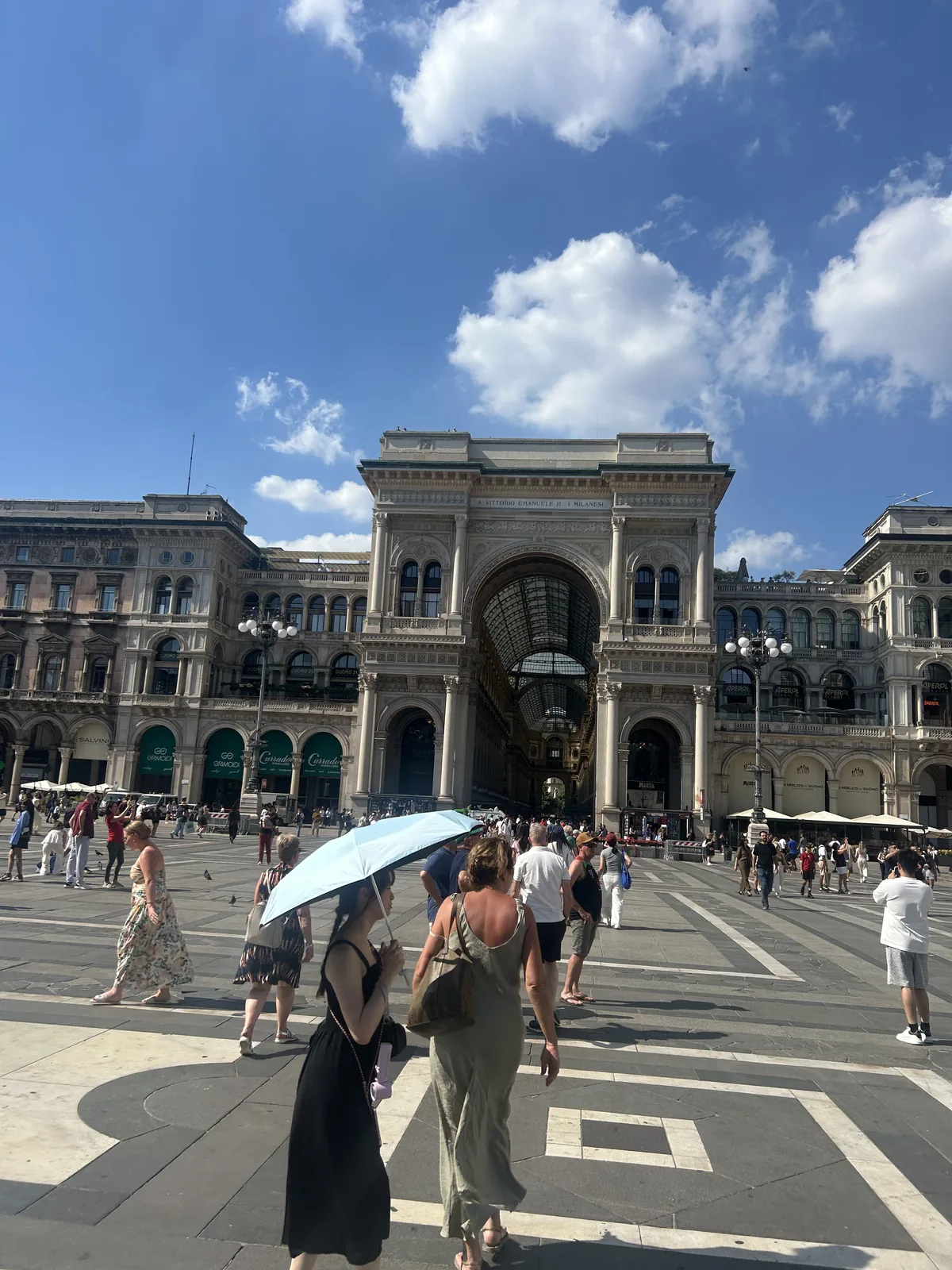 Ingang van de Galleria Vittorio Emanuele II aan het Piazza del Duomo