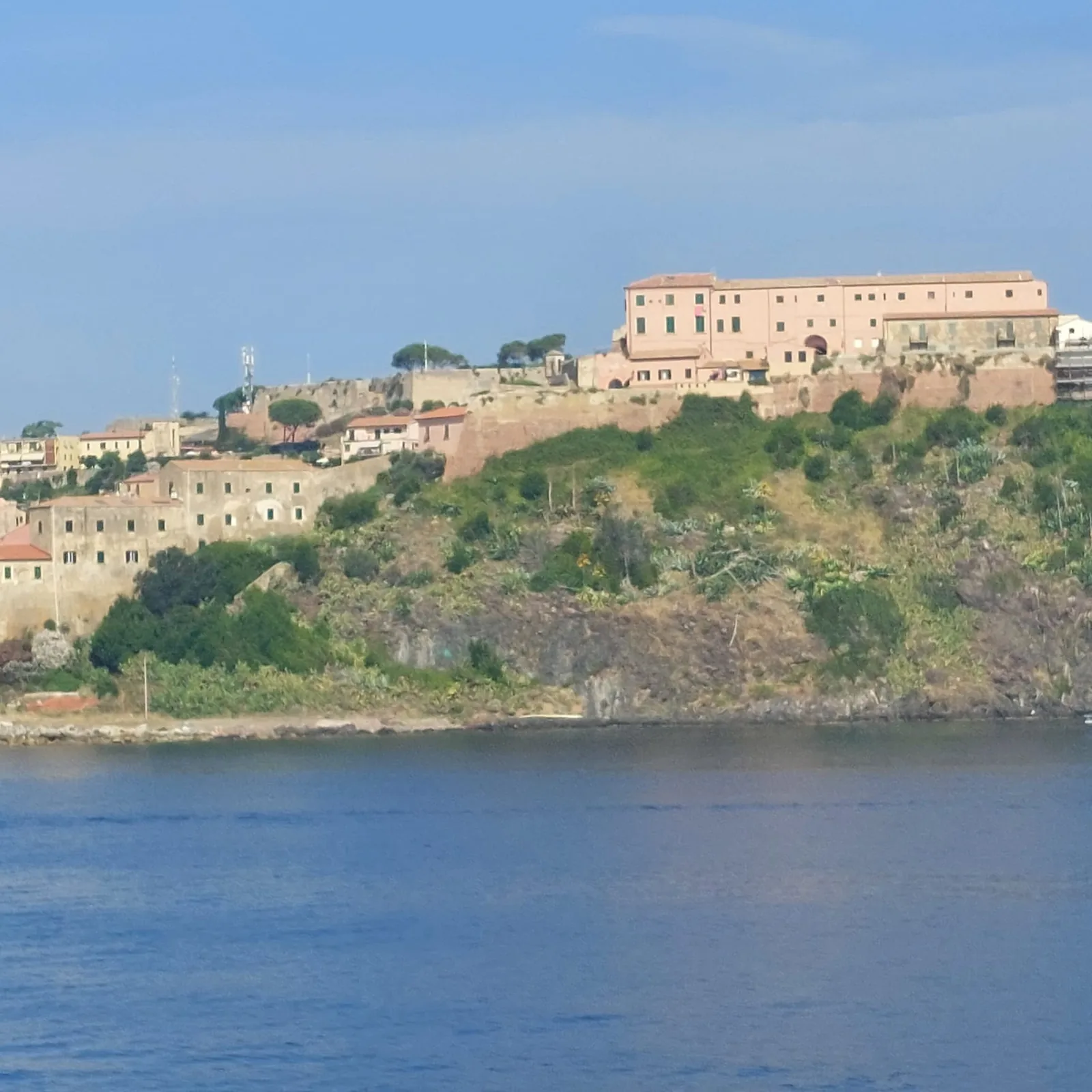 De vestingwerken van Portoferraio boven de klif, vanaf zee